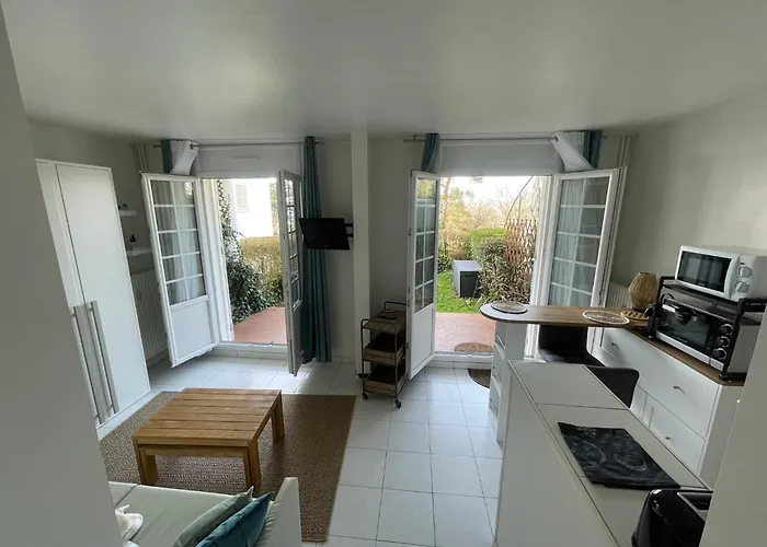 Le Logis Des Roches Noires, Vue *